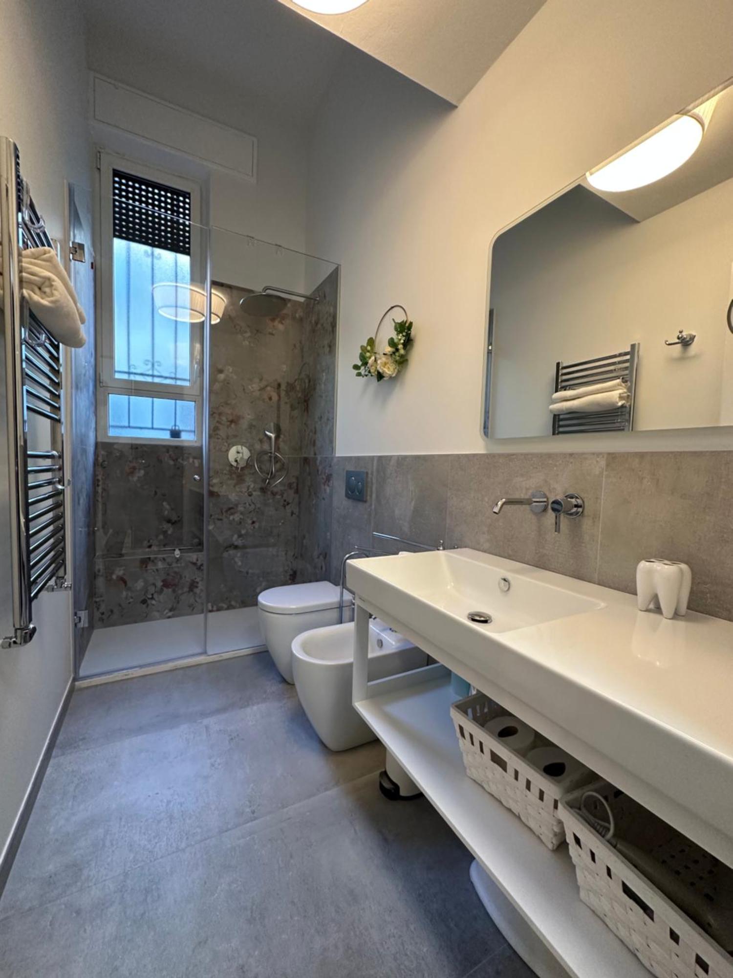 Flowers, A Cozy Suite In Milano Ngoại thất bức ảnh